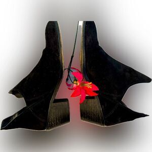 Timeless! Sheridan / Mia black booties!